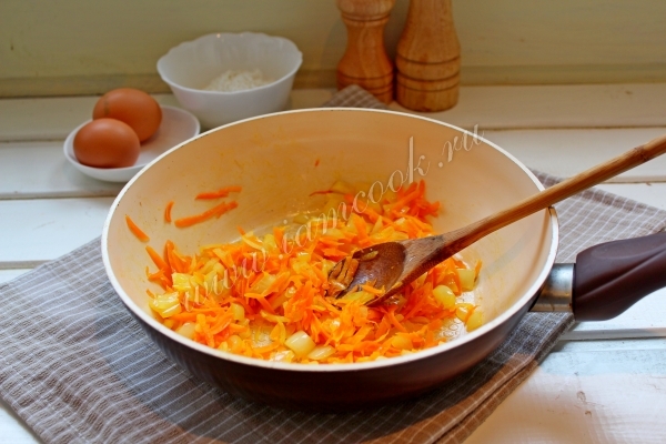 Обжарка моркови и лука