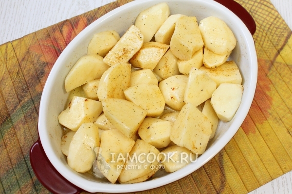 Посыпать картофель специями и полить маслом