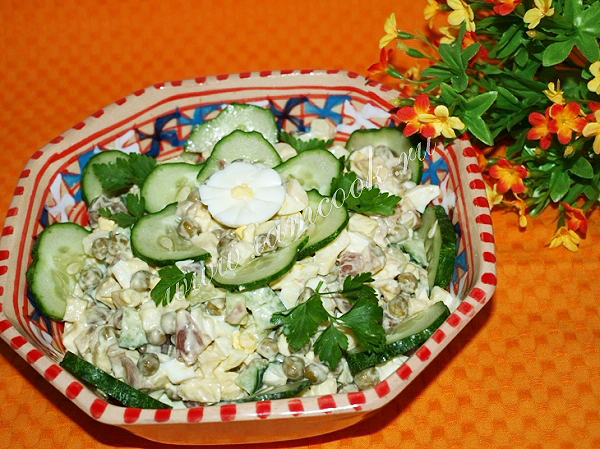 Салат из скумбрии и свежих овощей
