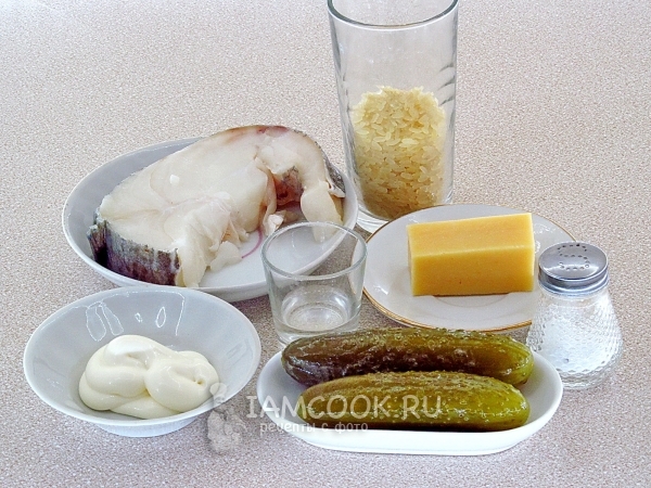 Ингредиенты для рыбного салата с рисом и солёным огурцом