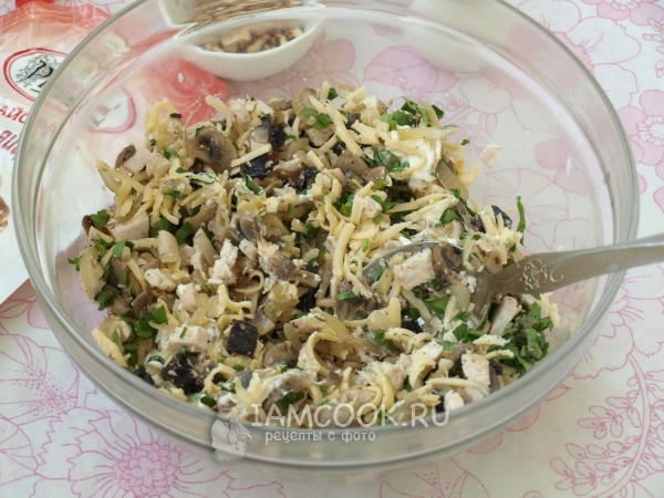 Готовый салат с черносливом и грибами