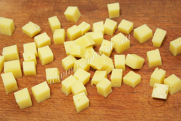 Сыр нарезать кубиками