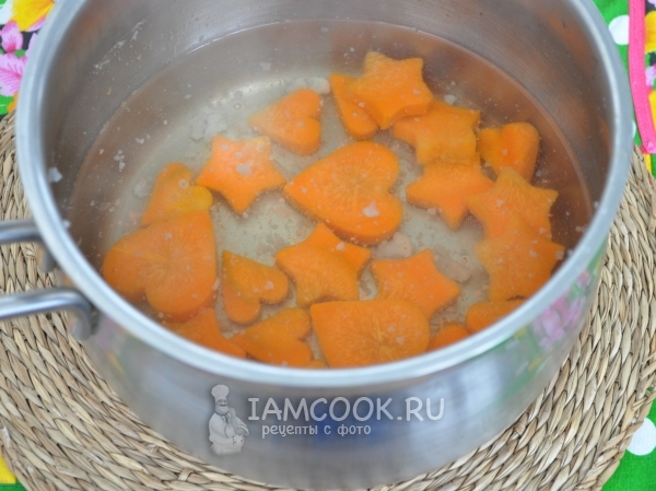 Отварить слегка морковь
