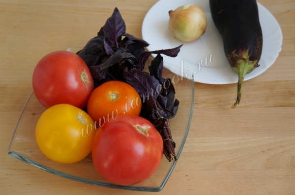 Ингредиенты для салата из помидор и баклажанов