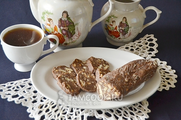 Фото сладких шоколадных колбасок из печенья и какао