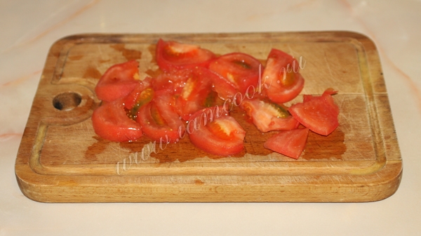 Нарезанные помидоры для яичницы
