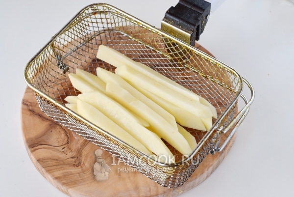 Положить картофель в корзину фритюрницы