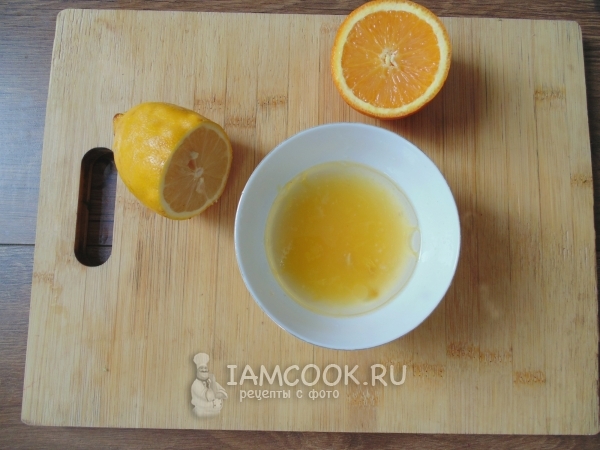Соединить сок лимона, апельсина и масло