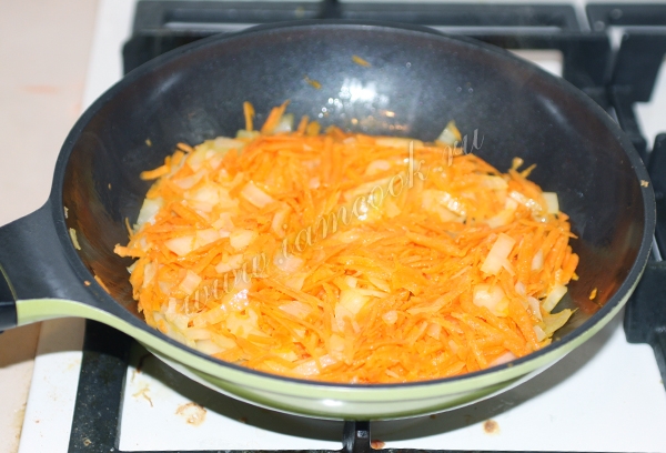 Морковь и лук на сковороде