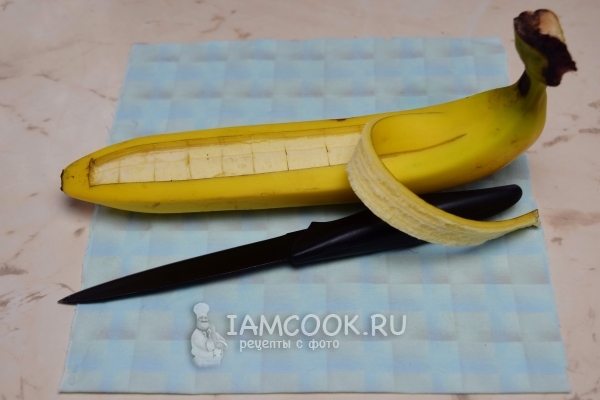 Разрезать кожуру банана