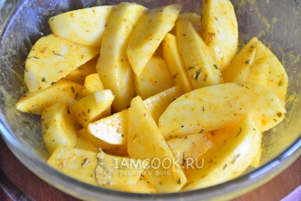 Перемешать картофель с маслом и специями