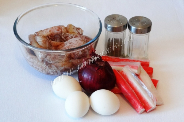 Ингредиенты для салата с кальмарами и крабовыми палочками