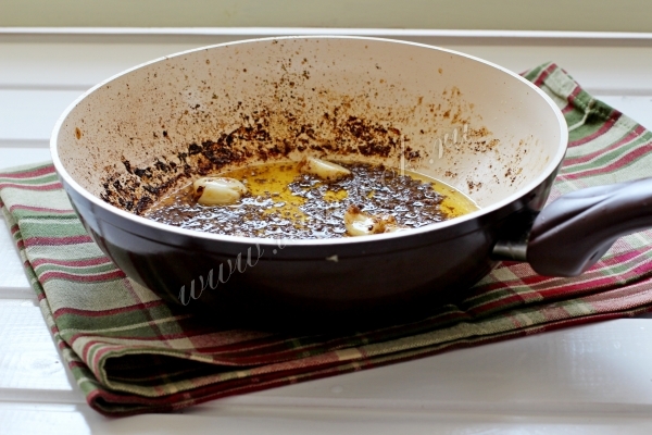 Обжарка чеснока в сковороде