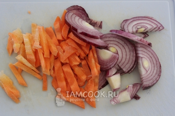 Подготовить лук и морковь