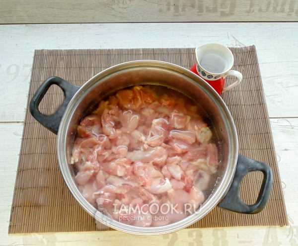 Положить мясо в кастрюлю с водой