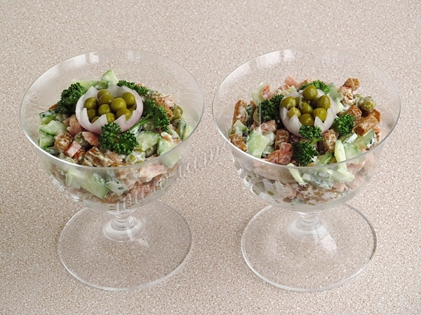 Рецепт салата из колбасы, овощей с сухариками