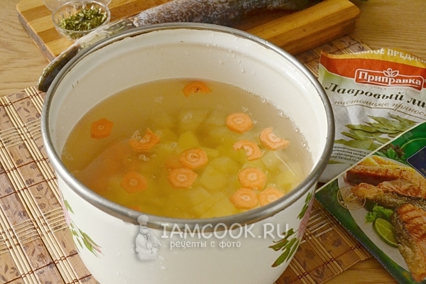 Положить в кастрюлю с водой картофель и морковь