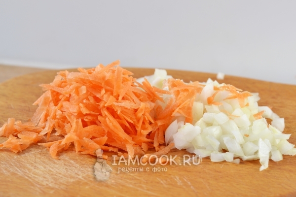 Нарезать лук и натереть морковь