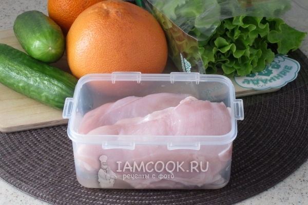 Ингредиенты для салата с куриной грудкой, огурцом и грейпфрутом