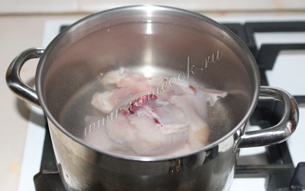 Курица в кастрюле с водой