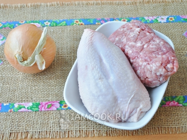 Ингредиенты для пельменей с куриной грудкой и свиным фаршем