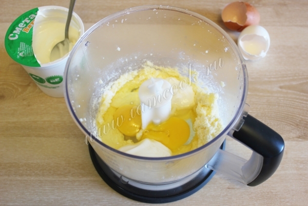 Добавить яйца и сметану