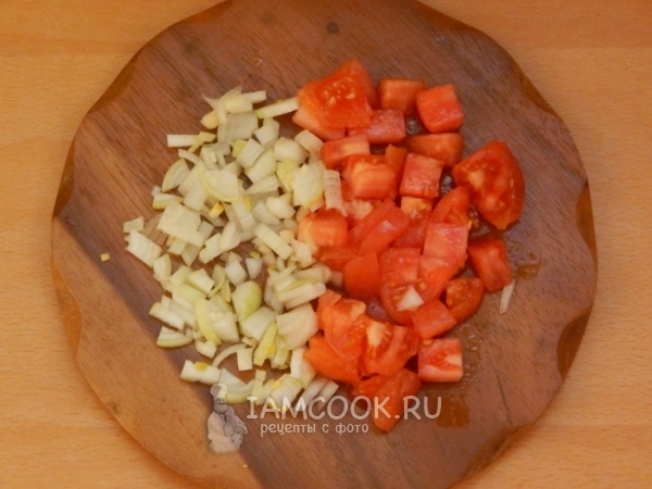 Порезать помидор и лук