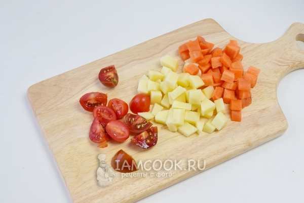 Порезать морковь, картофель и помидоры