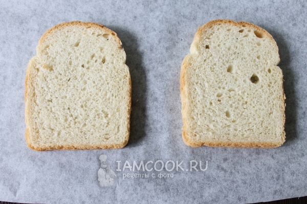 Положить на бумагу для выпечки хлеб