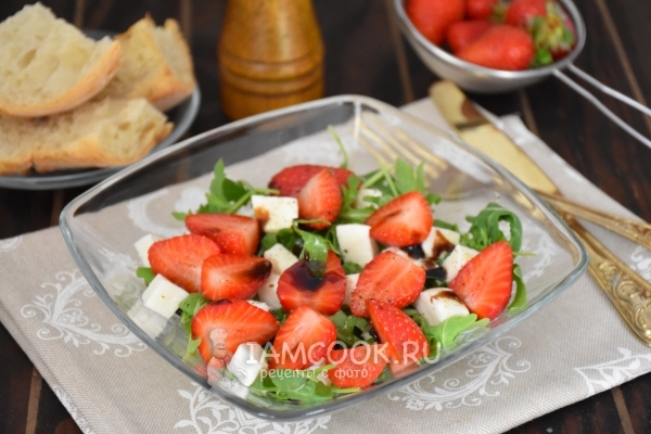 Фото салата с клубникой, моцареллой и рукколой