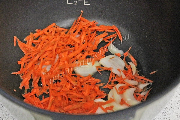 Обжарить лук с морковью в мультиварке