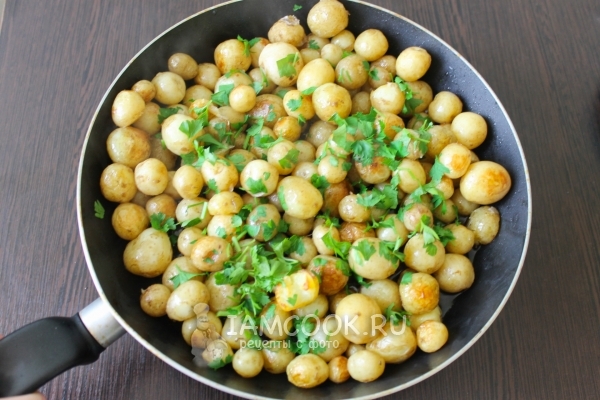 Рецепт обжаренного молодого картофеля с петрушкой