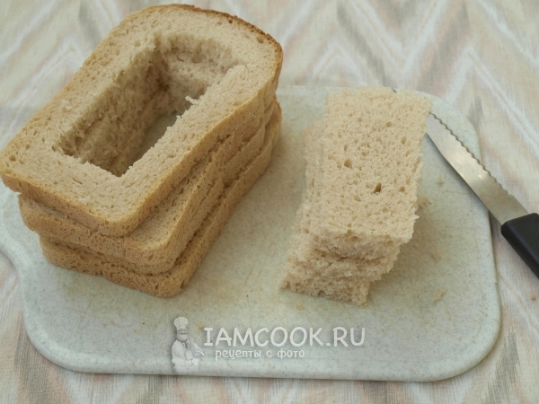 Вырезать из хлеба мякоть