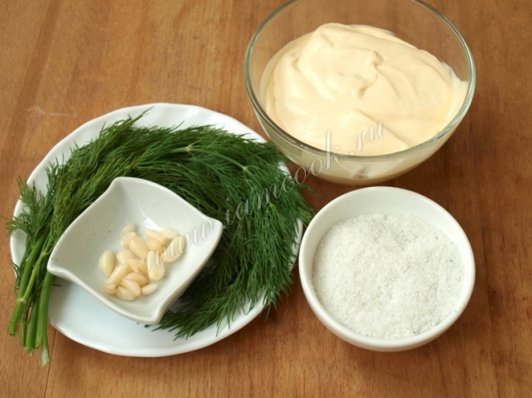 Ингредиенты для белого чесночного соуса