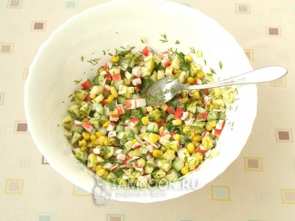 Готовый крабовый салат с кукурузой
