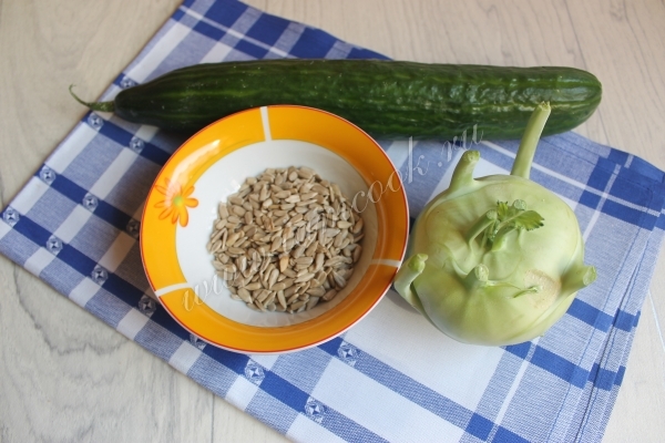 Ингредиенты для салата из огурца и кольраби