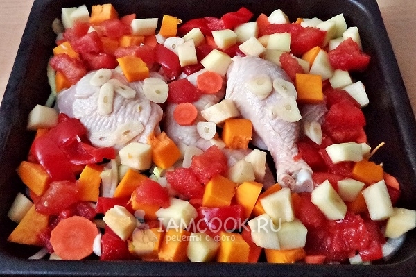 Выложить овощи к курице