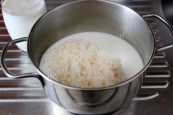 Молоко с рисом в кастрюле
