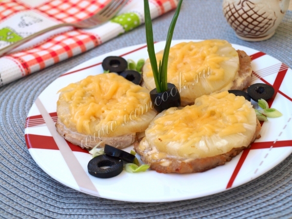 Рецепт отбивных с ананасом и сыром