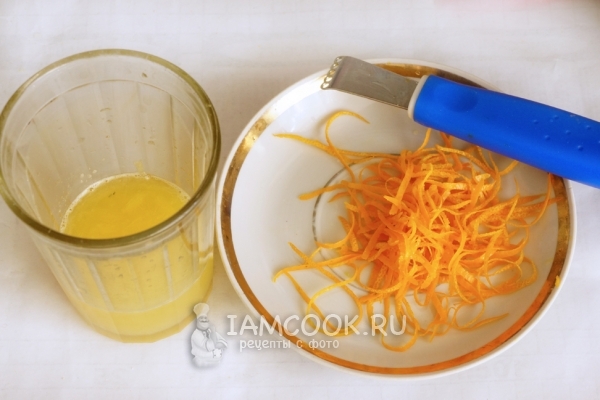 Отжать сок апельсина и натереть цедру