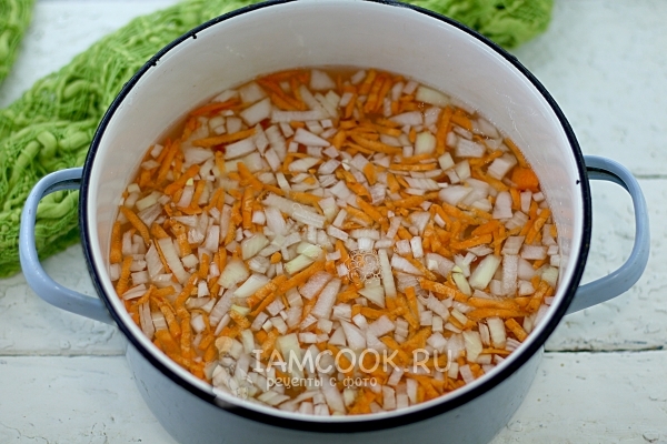 Положить в воду лук и морковь