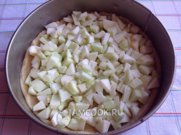 Выложить нарезанные яблоки
