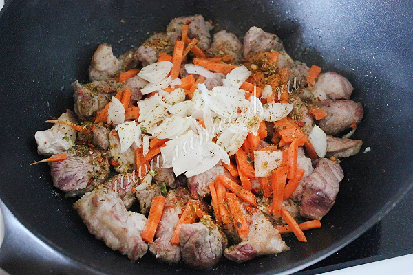 Мясо с луком и морковью