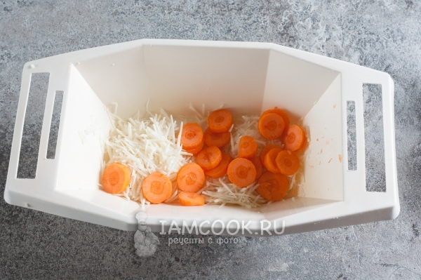 Измельчить морковь, сельдерей и морковь