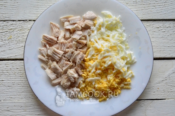 Порезать яйца и куриное филе