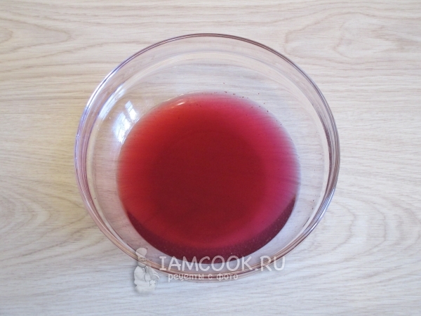 Соединить желатин и сок из ягод