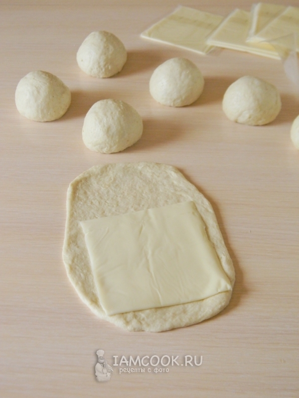 Раскатать тесто и положить сыр