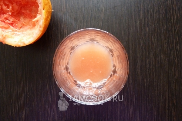 Отжать сок из грейпфрута
