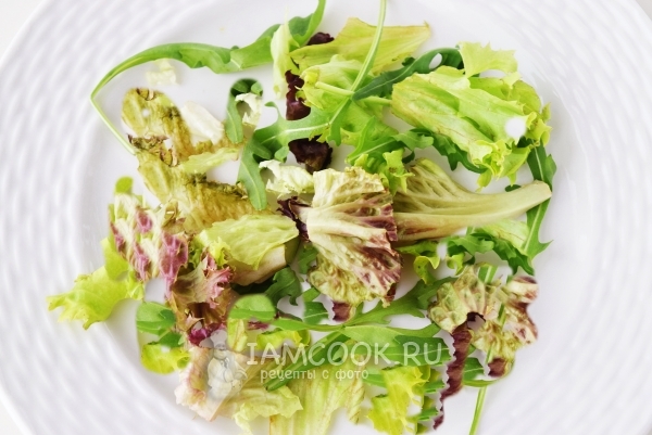 Выложить на тарелку листья салата