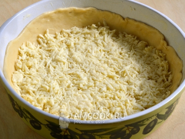 Выложить на тесто сыр